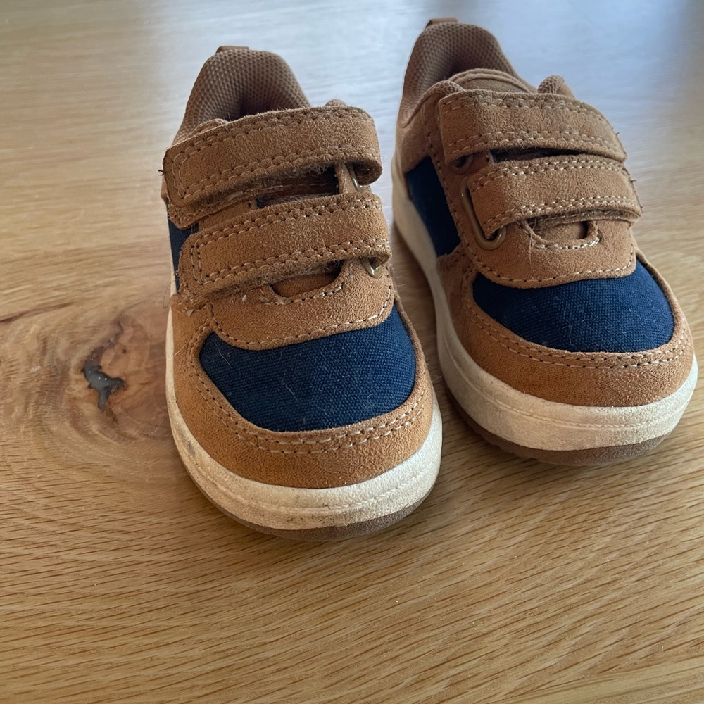 Toddler Boys Velcro Shoe size 5